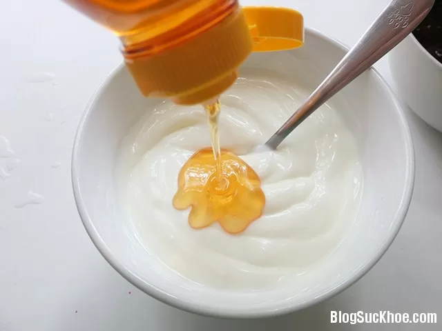 Trị sạch mụn đầu đen với sữa chua