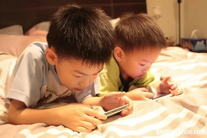 Không nên cho con dùng điện thoại trước khi ngủ