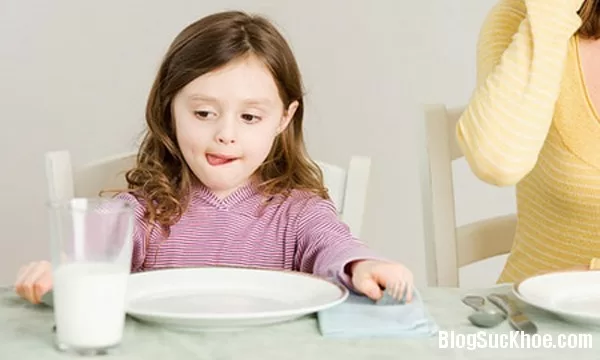 Sai lầm cần bỏ khi cho con ăn sữa khiến trẻ ngày càng lùn