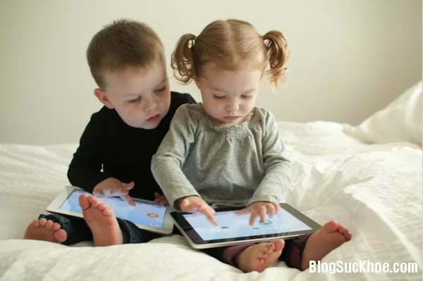 Lý do bố mẹ không nên cho trẻ dùng smartphone
