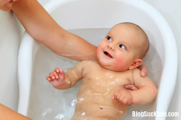 Thực hư việc tắm nước dừa cho trẻ sơ sinh giúp da bé trắng sáng