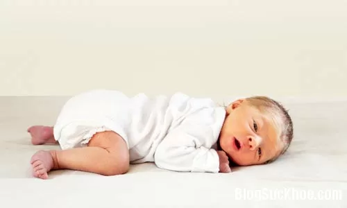 Tư thế nằm giúp trẻ sơ sinh phát triển thông minh