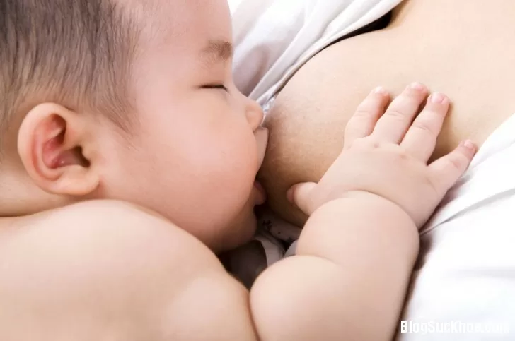 Những điều mẹ cần phải biết khi cho trẻ bú đêm