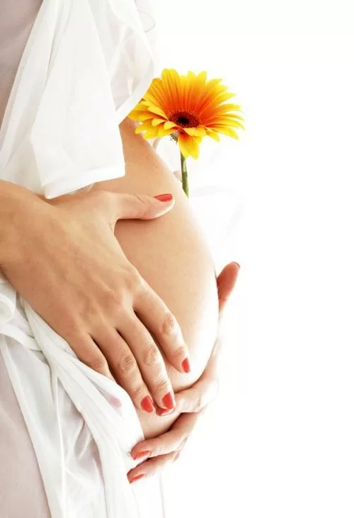 Tiểu ra máu trong thai kỳ có sao không?