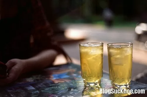 Bệnh nguy hiểm rình rập vì uống trà đá không đúng cách
