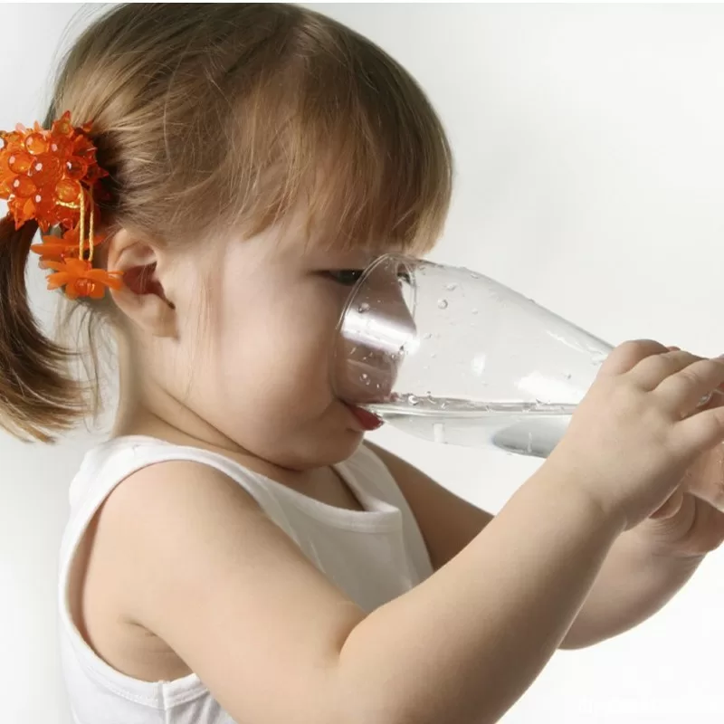 Mẹo tập cho bé uống sữa, uống nước bằng cốc