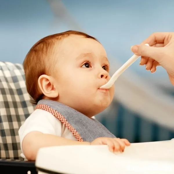 Thời điểm cho bé ăn váng sữa tốt nhất: giờ nào, bao nhiêu, từ mấy tháng