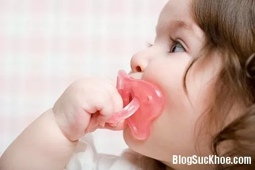 Lợi và hại khi sử dụng miếng cắn răng cho trẻ