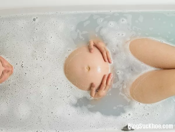 Cách mẹ bầu tắm nước nóng không gây hại cho thai nhi