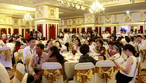 Hàng trăm người dự lễ ra mắt The Golden Palm