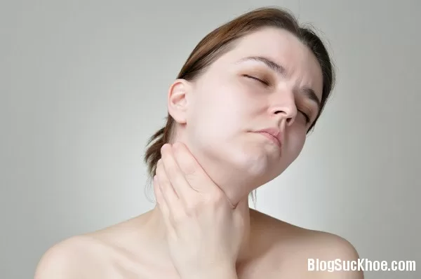 Khô họng, khô môi mùa lạnh xử lý như thế nào?