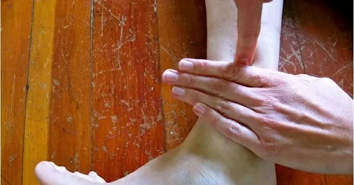 Bấm huyệt chữa tiểu máu đúng cách, an toàn