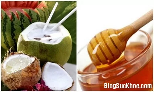Trị mụn, làm mờ vết thâm nhờ nước dừa pha cùng mật ong