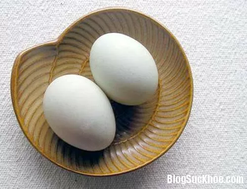Diệt sạch mụn đầu đen với 1 quả trứng gà luộc