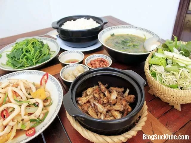 Vì sao không nên ăn thức ăn xong mới ăn cơm?