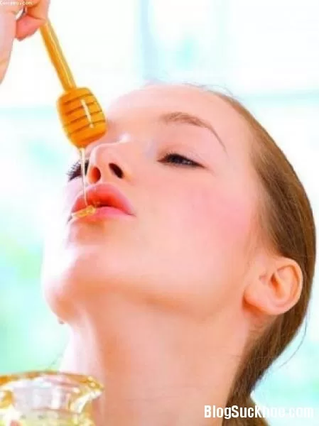 Cách dưỡng môi ẩm mượt với mật ong