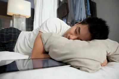 Nam giới ngủ gối càng cao, ham muốn "yêu" sẽ càng giảm