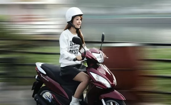 Chia sẻ những điều cần lưu ý cho chị em khi đi xe máy