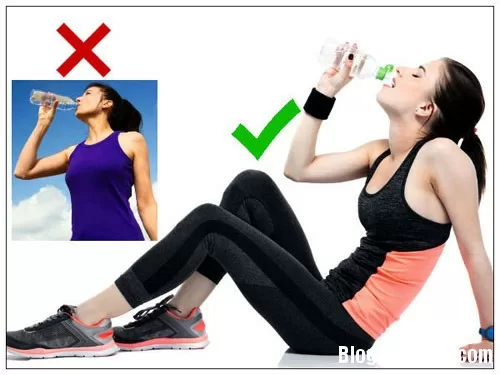 Lý do bạn không nên đứng khi uống nước