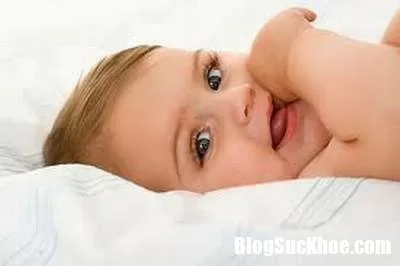 Cắt lông mi sẽ giúp cho hàng mi của bé sau này dài và cong đúng hay sai ?