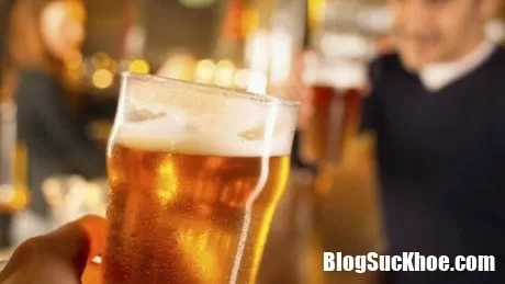 Cứ uống rượu bia vào là đau khớp, vì sao?