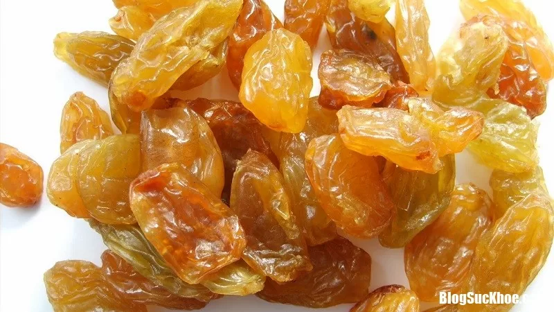 Sau mỗi bữa nhậu nên dùng nho khô để giải độc gan