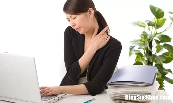 Suốt ngày "ôm" máy tính dễ gây nên nhiều bệnh nguy hiểm