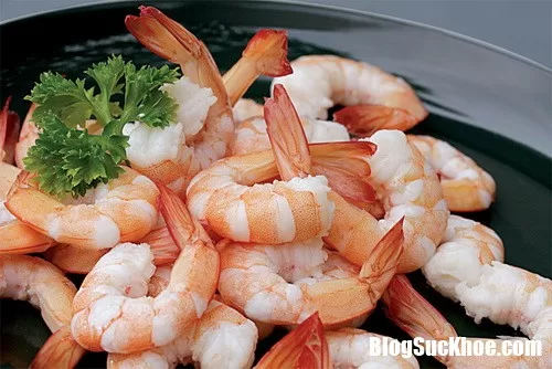 Cho con ăn tôm, thịt gà mẹ cần lưu ý những điều này kẻo gây tác hại nhé