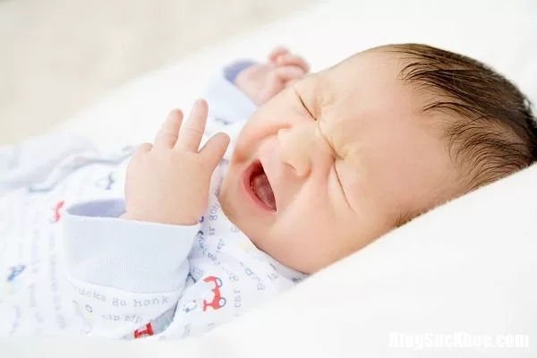 Cách xử lý khi trẻ sơ sinh bị ngạt mũi