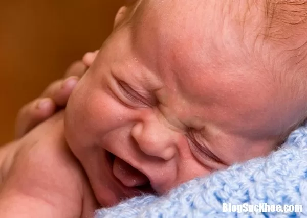 Trẻ sơ sinh bị viêm họng mẹ phải làm sao ?
