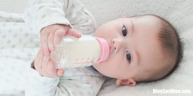 Phải làm sao khi trẻ uống sữa bột gây táo bón