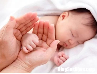 Chăm sóc trẻ bị chân tay miệng bị sốt cao đúng cách giúp trẻ nhanh hết bệnh
