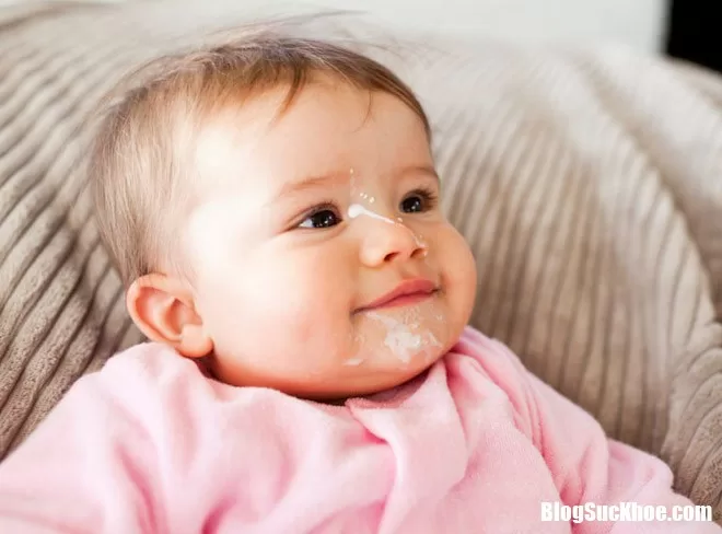 Tìm hiểu về cơ chế "Làm sánh sữa" giúp bé giảm nôn trớ