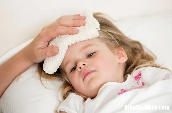 Những việc không nên làm khi trẻ bị sốt cao