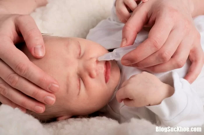Mách mẹ cách vệ sinh mũi đúng cho con để phòng bệnh hô hấp trong mùa mưa