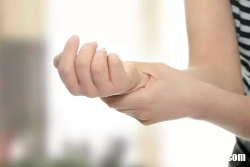 Những bài tập chữa bệnh tê bì tay chân
