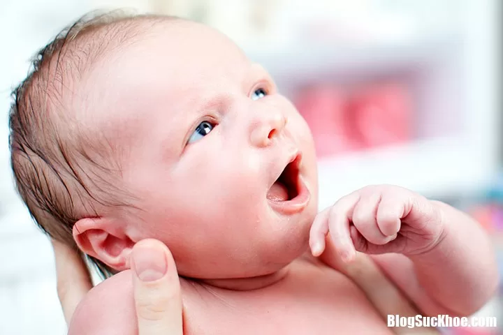 Trẻ sơ sinh bị khò khè ở cổ họng và cách khắc phục