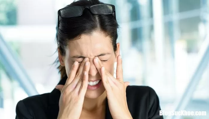 Cách xử lý khi bị dị vật, hóa chất bắn vào mắt