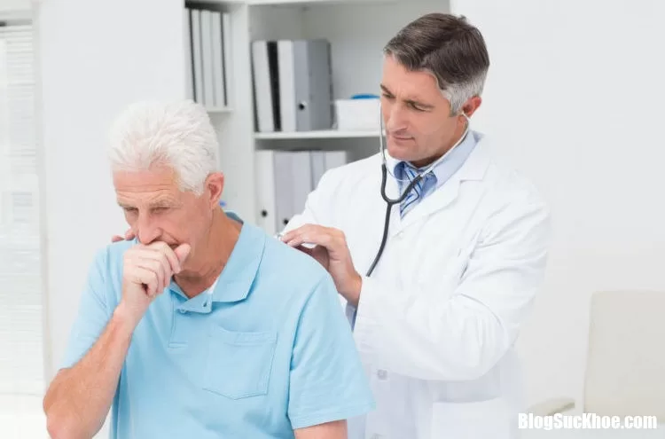 Cách phòng ngừa bệnh viêm phổi ở người cao tuổi khi trời lạnh đột ngột