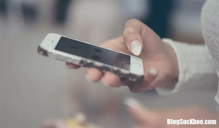 Nghiện smartphone dễ gây bệnh xương khớp