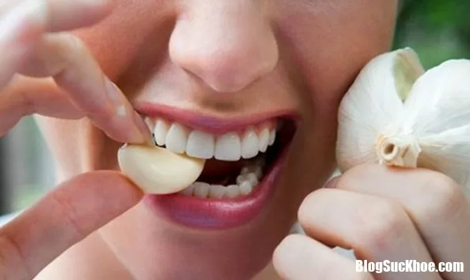 Người mắc những bệnh này nên kiêng ăn tỏi sống