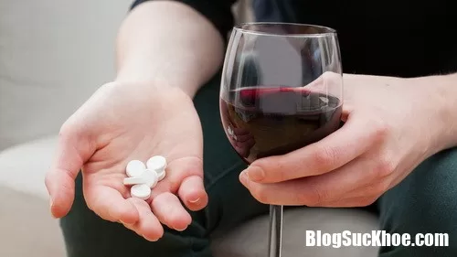 Những tác hại của việc uống rượu bia khi dùng thuốc