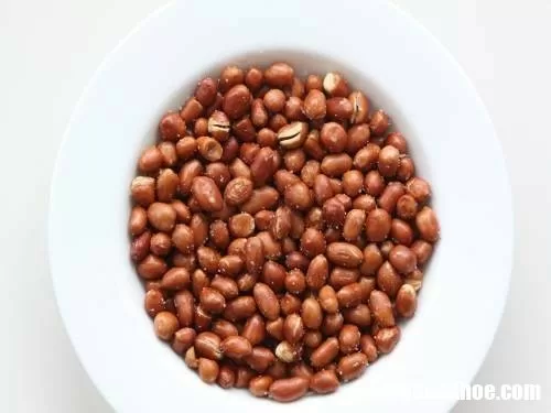 Lạc rang có nguy cơ dị ứng cao hơn lạc luộc