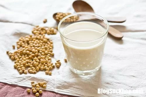 Bà bầu có nên uống sữa đậu nành không ?