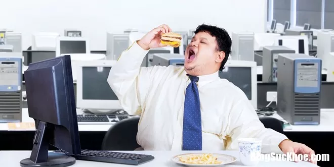 Ăn trưa ở bàn làm việc gây hại như thế nào tới sức khỏe?