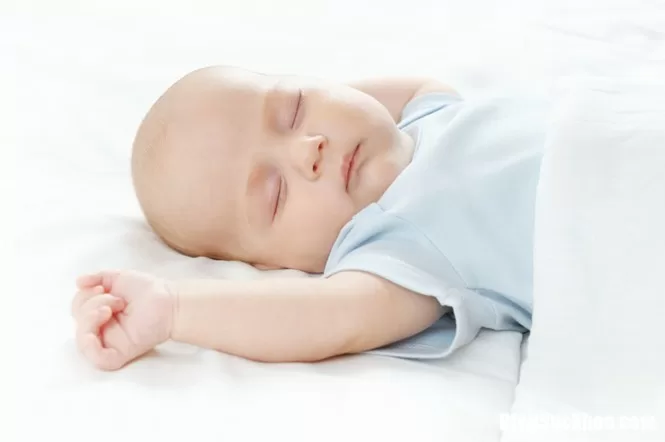 Ngỡ ngàng trước những tư thế ngủ sai của trẻ nhỏ có thể dẫn tới nguy cơ đột tử