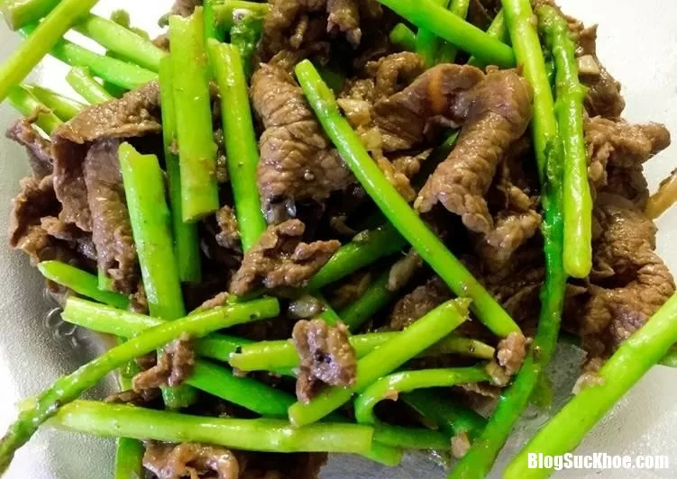 Để nâng cao chất lượng tinh trùng, nam giới nên thay đổi thói quen sinh hoạt và chế độ ăn hàng ngày