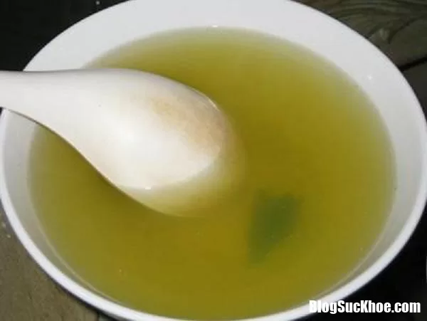 Nước luộc rau muống màu xanh đậm có phải do hóa chất?
