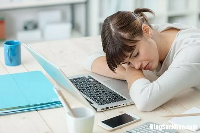Tác hại nghiêm trọng từ thói quen ngủ gục trên bàn nhiều người mắc phải