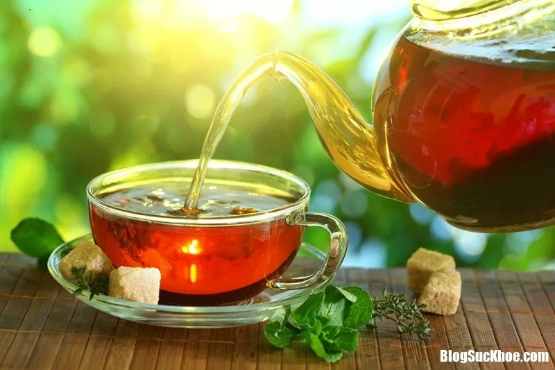 Suýt bị chết vì thói quen uống trà thảo dược hằng ngày